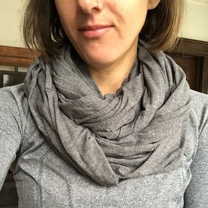 Lululemon Clarity Infinity Scarf in Soot
